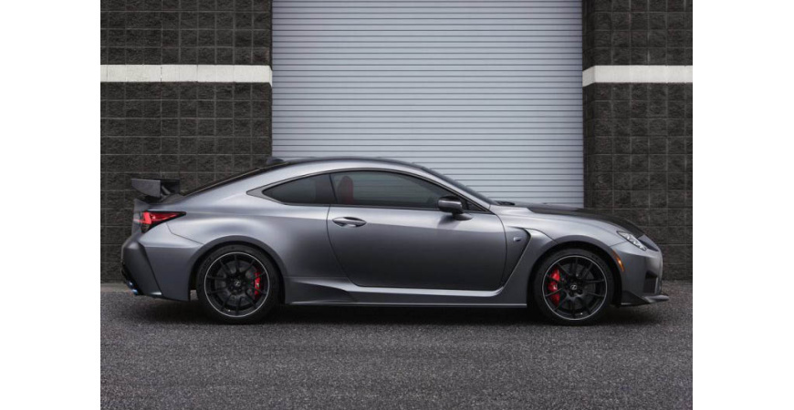 لکسس RC F Track Edition، شانه‌به‌شانهٔ مرسدس C63 S کوپه در پیست