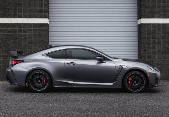 لکسس RC F Track Edition، شانه‌به‌شانهٔ مرسدس C63 S کوپه در پیست