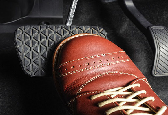 اگر ترمز ها به سختی خودرو را متوقف کنند،علت چیست؟