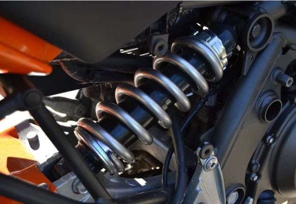 بهترین زمان تعویض و سرویس کمک فنر خودرو 