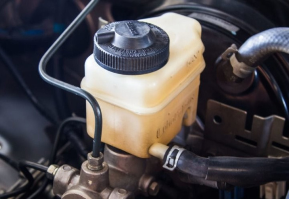 علت پایین رفتن سطح روغن ترمز ؟؟