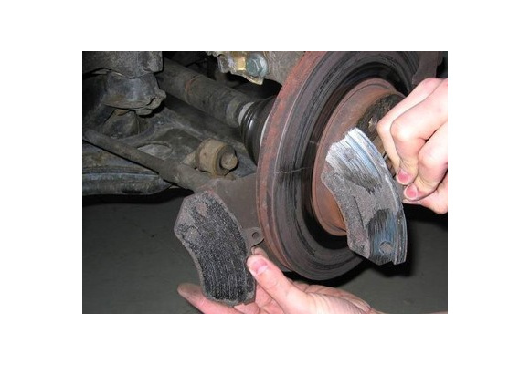  تشخیص تمام شدن لنت ترمز با ۴ نشانه رایج